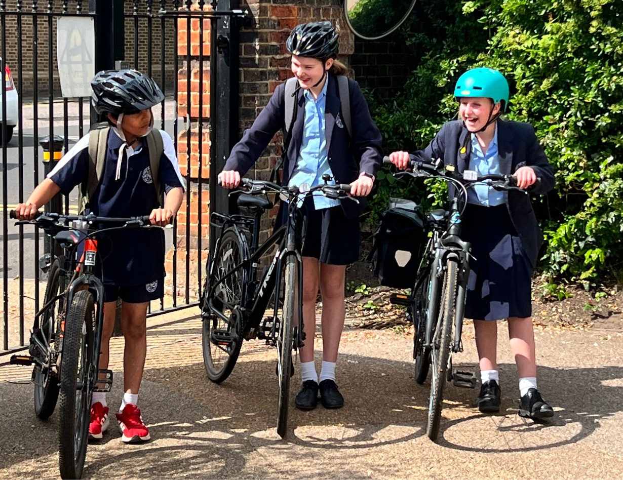 Pupils arriving to Ibstock Place school on cycles.